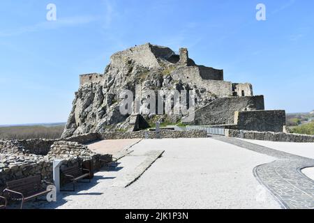 Il castello di Devin è un castello di Devín, che è un distretto di Bratislava, la capitale della Slovacchia che domina la confluenza dei fiumi Danubio e Morava Foto Stock