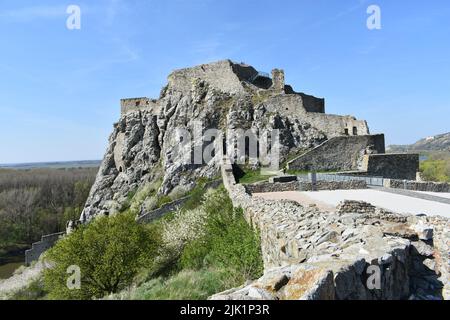 Il castello di Devin è un castello di Devín, che è un distretto di Bratislava, la capitale della Slovacchia che domina la confluenza dei fiumi Danubio e Morava Foto Stock