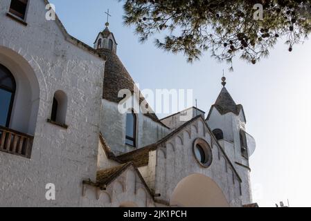 Famosa chiesa a forma di trullo di Sant'Antonio di Padova ad Alberobello Foto Stock