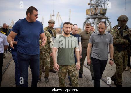 Durante un viaggio di lavoro nella regione di Odesa, il presidente dell'Ucraina Volodymyr Zelenskyy ha osservato il caricamento di grano ucraino su un portatore di grano per ulteriore esportazione. Le operazioni di carico hanno avuto luogo nel porto per il commercio marittimo di Chornomorsk. "La prima nave, la prima nave è stata caricata dall'inizio della guerra. Si tratta di un'imbarcazione turca. Ciò dimostra che il porto ha iniziato a funzionare", ha affermato il Capo dello Stato. Secondo il Presidente, l'esportazione di grano inizierà con la partenza di diverse navi che sono state caricate ma non hanno potuto salpare a causa dell'inizio della guerra. Foto Stock