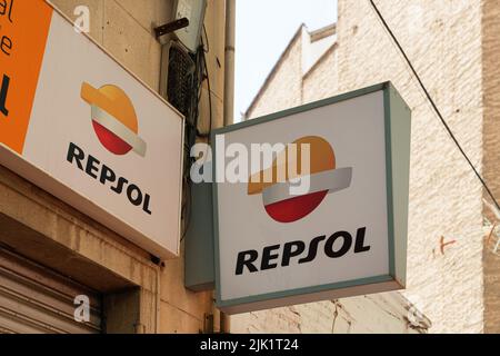 VALENCIA, SPAGNA - 17 MAGGIO 2022: Repsol è un'azienda energetica e petrolchimica spagnola con sede a Madrid Foto Stock