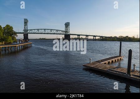 Cape Fear Memorial Bridge e Downtown River Walk, Wilmington, North Carolina, Stati Uniti Foto Stock