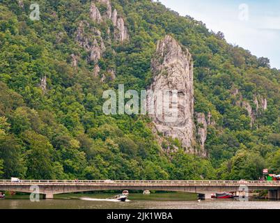 Navigando attraverso le Porte di ferro del Danubio si può vedere un'incisione del volto di un uomo. Questo è antico re Dacien, Decebalus di Romania. Foto Stock