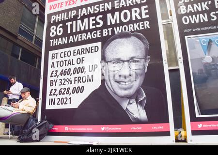 Londra, Regno Unito. 29th luglio 2022. Un manifestante siede accanto a un poster che critica il CEO di BT Philip Jansen al picket di attacco della CWU (Communication Workers Union) fuori dalla BT Tower. Migliaia di lavoratori di BT e OpenReach sono in sciopero sulla retribuzione. Credit: ZUMA Press, Inc./Alamy Live News Foto Stock