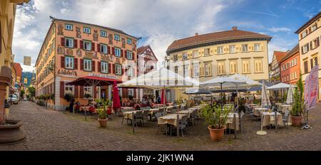 Eberbach, Germania: Luglio 29. 2022: Alter Markt (trans. Vecchio mercato) nel centro della città vecchia di Eberbach al fiume Neckar con gastrono all'aperto Foto Stock