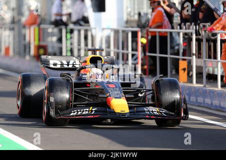 Budapest, Ungheria. 29th luglio 2022. Max Verstappen della Red Bull Racing in pit lane durante le prove libere 2 davanti al Gran Premio d'Ungheria F1 a Hungaroring il 29 luglio 2022 Mogyorod, Ungheria. Credit: Marco Canoniero/Alamy Live News Foto Stock