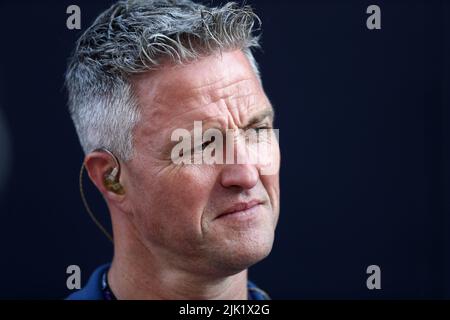 Budapest, Ungheria. 29th luglio 2022. L'ex pilota Ralf Schumacher guarda avanti durante le prove libere 2 davanti al Gran Premio d'Ungheria F1 a Hungaroring il 29 luglio 2022 Mogyorod, Ungheria. Credit: Marco Canoniero/Alamy Live News Foto Stock