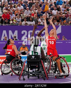 Amy Conroy è sfidata da Stella Cherop Tiyoy del Kenya mentre spara, durante il gioco Wheelchair Basketball Pool A, a Smithfield il giorno uno dei 2022 Commonwealth Games a Birmingham. Data foto: Venerdì 29 luglio 2022. Foto Stock