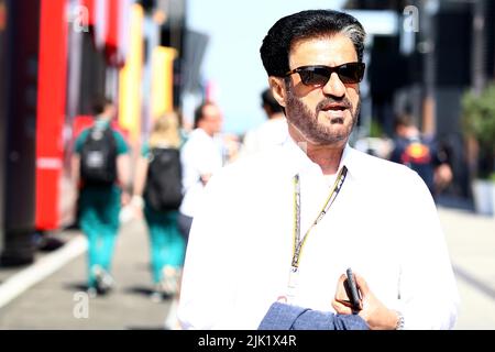 Budapest, Ungheria. 29th luglio 2022. Il presidente della FIA Mohammed ben Sulayem guarda prima delle prove libere davanti al Gran Premio d'Ungheria F1 a Hungaroring il 29 luglio 2022 Mogyorod, Ungheria. Credit: Marco Canoniero/Alamy Live News Foto Stock