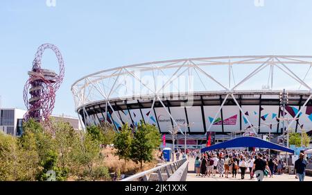 Londra, Regno Unito. 23rd luglio 2022. La gente cammina verso il Queen Elizabeth Olympic Park a Stratford per il Great Get Together Festival Foto Stock