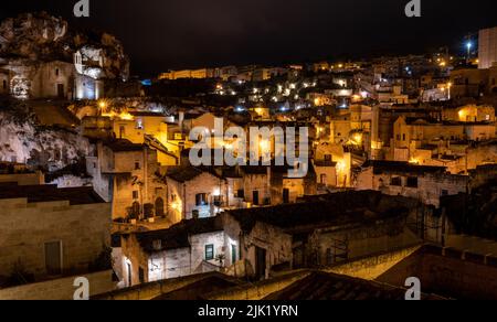 Skyline panoramico di Sassi di Matera di notte, Italia Foto Stock