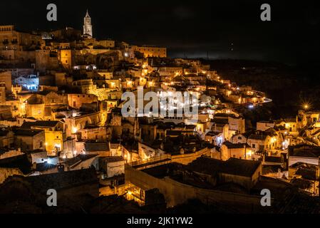 Skyline panoramico di Sassi di Matera di notte, Italia Foto Stock