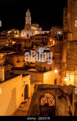 Scenografica cattedrale illuminata di Matera di notte, Italia Foto Stock