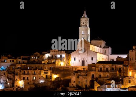 Scenografica cattedrale illuminata di Matera di notte, Italia Foto Stock