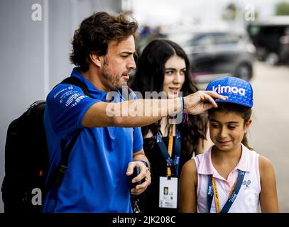 Budapest, Ungheria. 29th luglio 2022. 2022-07-29 12:42:48 BUDAPEST - Fernando Alonso (Alpine) in arrivo per la prima sessione di prove in vista del Gran Premio d'Ungheria F1 al circuito dell'Hungaroring. ANP REMKO DE WAAL netherlands out - belgium out Credit: ANP/Alamy Live News Foto Stock