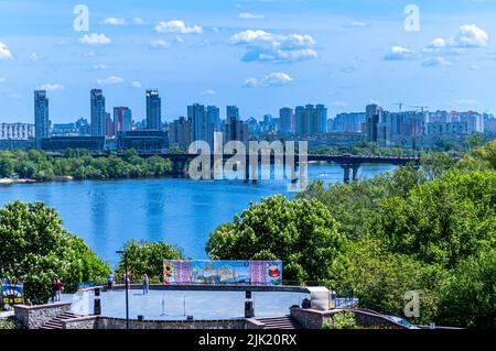 KIEV, UCRAINA - MAGGIO 16,2021: Vista panoramica della riva sinistra del fiume Dnypro e ponte Paton a Kiev, Ucraina il 16 maggio 2021. Foto Stock