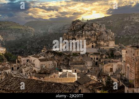 Tramonto e luna piena sopra la famosa chiesa grotta di Santa Maria di Idris im Matera, Italia meridionale Foto Stock