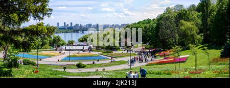 KIEV, UCRAINA - MAGGIO 16,2021: Vista panoramica della riva sinistra del fiume Dnypro e ponte Paton a Kiev, Ucraina il 16 maggio 2021. Foto Stock