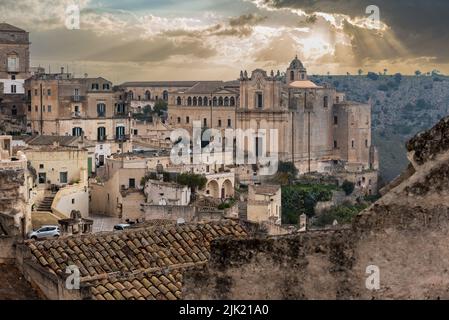 Tramonto sul convento di Sant'Agostino a Matera, Italia meridionale Foto Stock