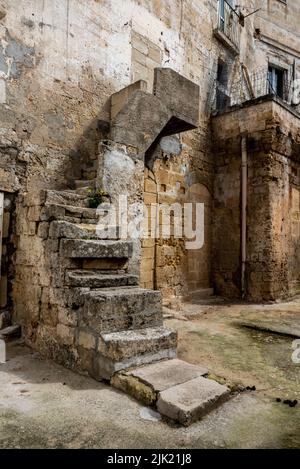 Una vecchia scala danneggiata nel centro di Gravina, nel sud Italia Foto Stock