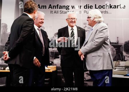 Mannheim, Germania. 29th luglio 2022. Christian Klein (l-r), CEO della società di software SAP, co-fondatore di SAP Dietmar Hopp, Winfried Kretschmann (Bündnis 90/Die Grünen), primo ministro del Baden-Württemberg, E Hasso Plattner, Presidente del Consiglio di sorveglianza di SAP se, si sono levati in una mostra storica della società nella SAP Arena durante una cerimonia che celebra il 50th anniversario della società software SAP. Credit: Uwe Anspach/dpa/Alamy Live News Foto Stock