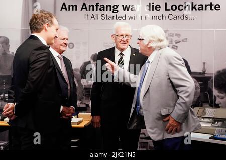 Mannheim, Germania. 29th luglio 2022. Christian Klein (l-r), CEO della società di software SAP, co-fondatore di SAP Dietmar Hopp, Winfried Kretschmann (Bündnis 90/Die Grünen), primo ministro del Baden-Württemberg, E Hasso Plattner, Presidente del Consiglio di sorveglianza di SAP se, si sono levati in una mostra storica della società nella SAP Arena durante una cerimonia che celebra il 50th anniversario della società software SAP. Credit: Uwe Anspach/dpa/Alamy Live News Foto Stock