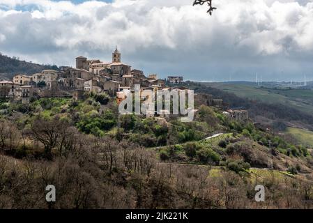 Piccolo villaggio di montagna panoramico da qualche parte nel sud Italia Foto Stock