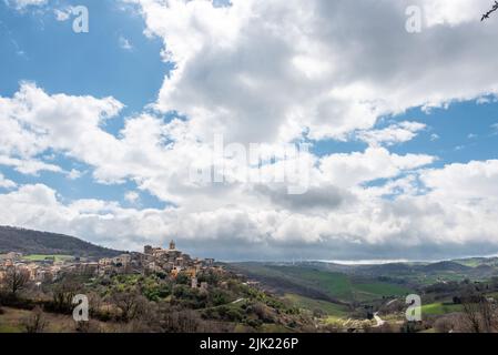 Piccolo villaggio di montagna panoramico da qualche parte nel sud Italia Foto Stock