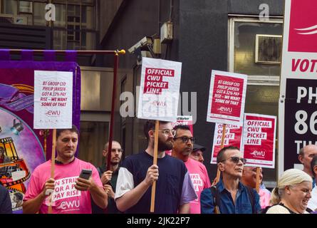 Londra, Regno Unito. 29th luglio 2022. Il CWU (Communication Workers Union) colpisce il picket fuori dalla BT Tower. Migliaia di lavoratori di BT e Openreach hanno messo in scena walkout oltre la retribuzione. Foto Stock