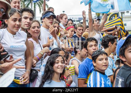 Miami Florida,Bayfront Park,Argentinean Cultural Festival etnico evento comunità ispanico patriottismo, folla famiglie bambini bambini genitori ragazzi Foto Stock