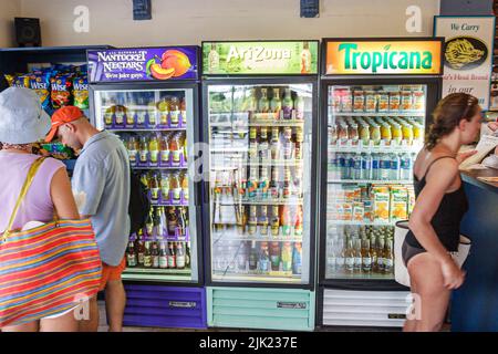 Miami Beach Florida, minimarket frigorifero bevande fredde bevande bevande bevande bevande, vetrina interna, gruppo persone persona scena Foto Stock