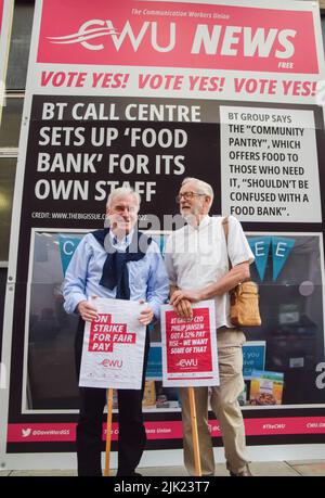 Londra, Regno Unito. 29th luglio 2022. I membri del lavoro John McDonnell e Jeremy Corbyn si uniscono al CWU (Unione dei lavoratori della comunicazione) picket di colpo fuori dalla torre BT. Migliaia di lavoratori di BT e Openreach hanno messo in scena walkout oltre la retribuzione. Foto Stock