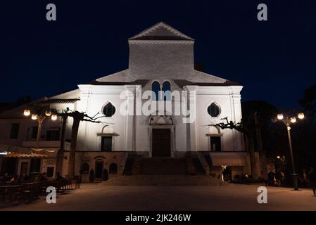 Facciata illuminata della cattedrale di Ravello di notte Foto Stock