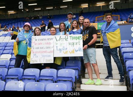 Goodison Park, Liverpool, Regno Unito. 29th luglio 2022. Prima della stagione, Everton FC versus Dynamo Kyiv ; i sostenitori ucraini visualizzano i banner nel parco Stanley End Credit: Action Plus Sports/Alamy Live News Foto Stock