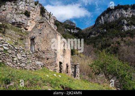 Una casa in rovina sul famoso sentiero degli dei della Costiera Amalfitana, nel sud Italia Foto Stock