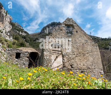 Una casa in rovina sul famoso sentiero degli dei della Costiera Amalfitana, Italia Foto Stock