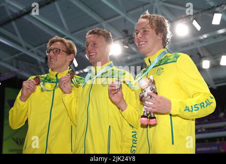 Australia's Mack Horton, Bronze, Elia Winnington, Gold and e Sam Short, Silver, dopo il Freestyle 400m - finale al Sandwell Aquatics Center il giorno uno dei 2022 Giochi del Commonwealth a Birmingham. Data foto: Venerdì 29 luglio 2022. Foto Stock