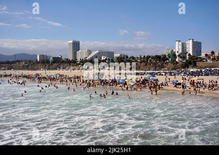 Una vista della spiaggia dal molo di Santa Monica in California. Foto Stock