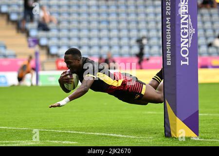 Desire Ayera of Uganda segna un tentativo di prendere il comando contro l'Australia durante il Rugby Sevens ai Giochi del Commonwealth al Coventry Stadium venerdì 29th luglio 2022. Credit: MI News & Sport /Alamy Live News Foto Stock