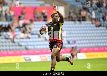 Desire Ayera of Uganda segna un tentativo di prendere il comando contro l'Australia durante il Rugby Sevens ai Giochi del Commonwealth al Coventry Stadium venerdì 29th luglio 2022. Credit: MI News & Sport /Alamy Live News Foto Stock