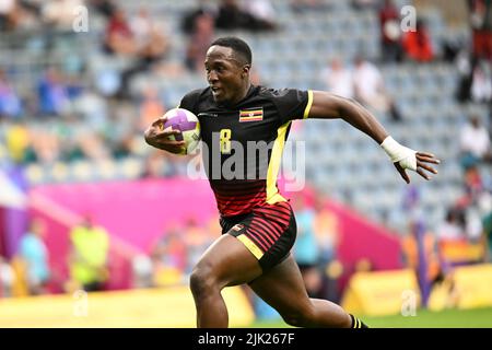 Desire Ayera of Uganda segna un tentativo di prendere il comando contro l'Australia durante il Rugby Sevens ai Giochi del Commonwealth al Coventry Stadium venerdì 29th luglio 2022. Credit: MI News & Sport /Alamy Live News Foto Stock