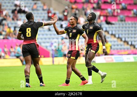 Desire Ayera of Uganda segna un tentativo di prendere il comando contro l'Australia durante il Rugby Sevens ai Giochi del Commonwealth al Coventry Stadium venerdì 29th luglio 2022. Credit: MI News & Sport /Alamy Live News Foto Stock