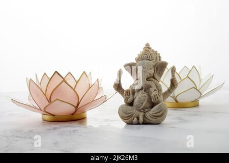 Festa felice di Ganesh Chaturthi, statua di Lord Ganesha con loto su sfondo di marmo, Foto Stock