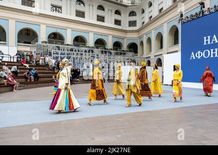 Mosca, Russia - 22 luglio 2022: Sfilata di moda della collezione gialla di abbigliamento patchwork al Festival internazionale di patchwork di anima di Russia in exhib Foto Stock