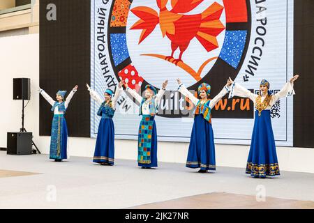 Mosca, Russia - 22 luglio 2022: Sfilata di moda di abiti nazionali patchwork al Festival internazionale patchwork di anima di Russia nella sala di esposizione di Foto Stock