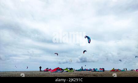 Italia Roma - 5 giugno 2022. Paracadute colorate di surfisti sullo sfondo del cielo blu Foto Stock