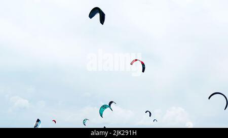 Paracadute colorate di surfisti sullo sfondo del cielo blu. Foto Stock