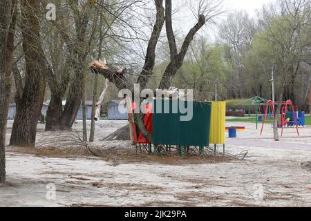 Distrusse le infrastrutture sulla spiaggia dopo la sgranatura degli invasori russi Foto Stock