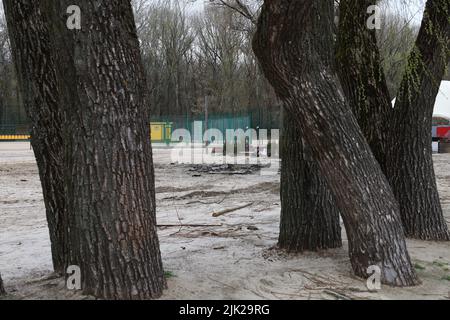 Distrusse le infrastrutture sulla spiaggia dopo la sgranatura degli invasori russi Foto Stock