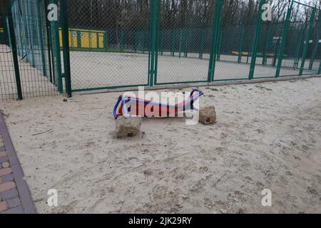 Distrusse le infrastrutture sulla spiaggia dopo la sgranatura degli invasori russi Foto Stock